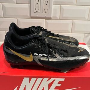 Nike Black and Gold Athletic Shoes with Sleek Design